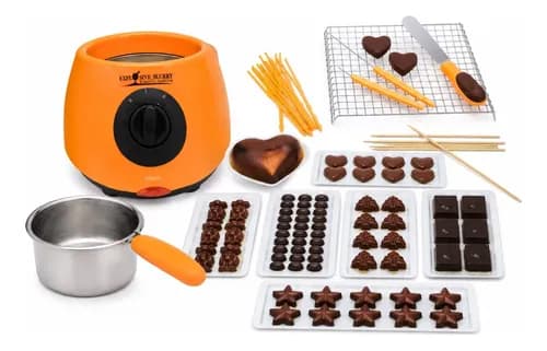 un appareil électrique pour fondre le chocolat avec des moules et des accessoires de la marque Brandmann