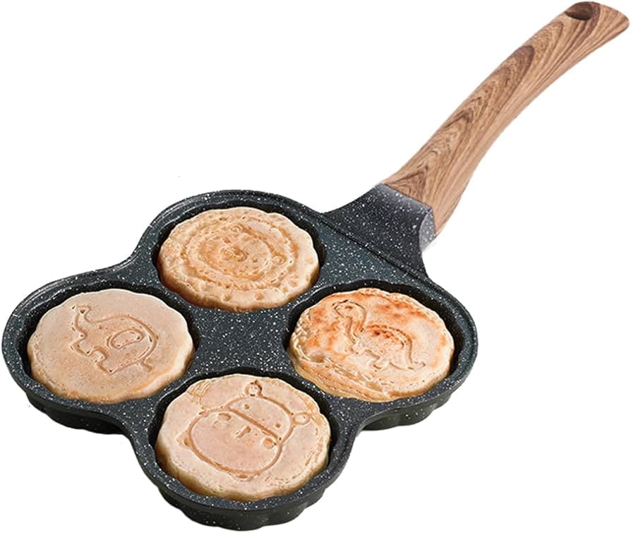 poêle antiadhésive à quatre compartiments en granit est conçue pour cuisiner facilement des œufs et des mini-pancakes en forme d'animaux