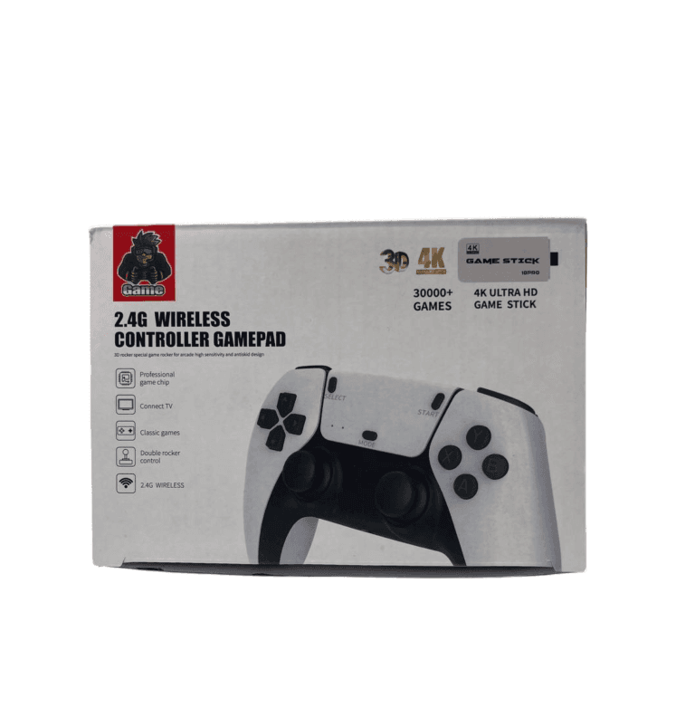 Game Stick 4K Ultra HD avec une manette de jeu sans fil 2.4G blanche de style PS5 et l'inscription « 30000+ Games....مانات