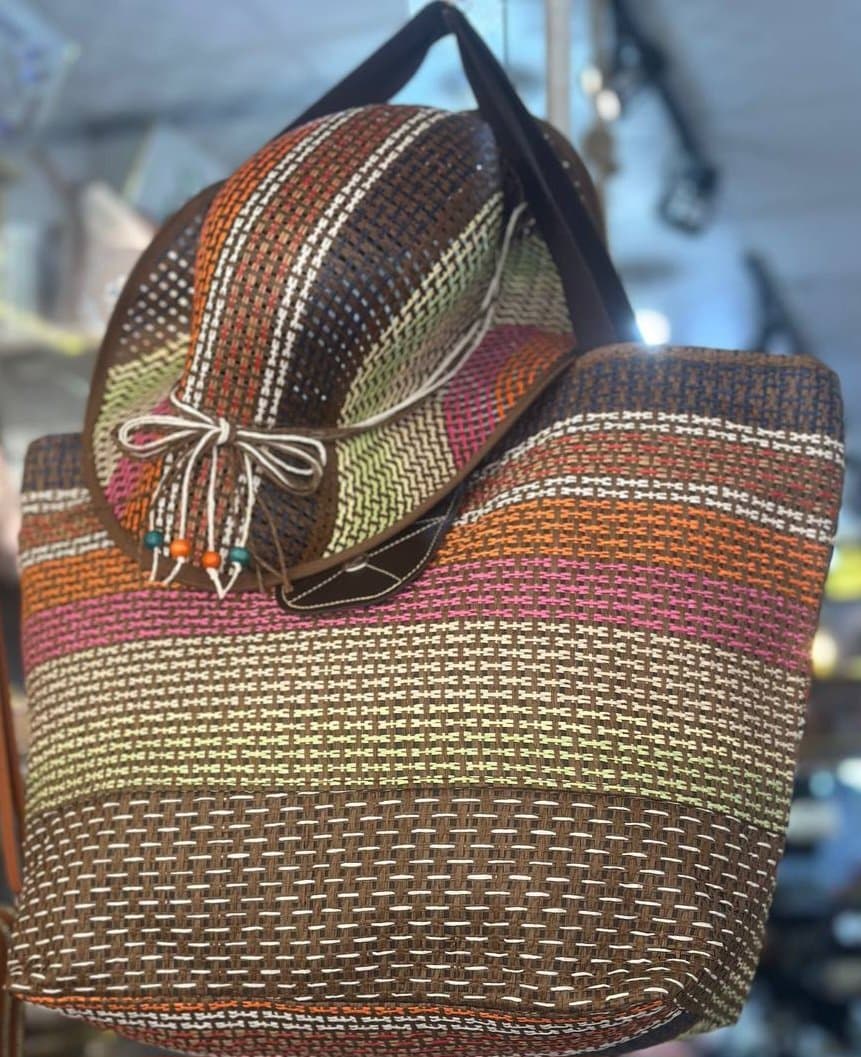 Sac de plage coloré avec un chapeau